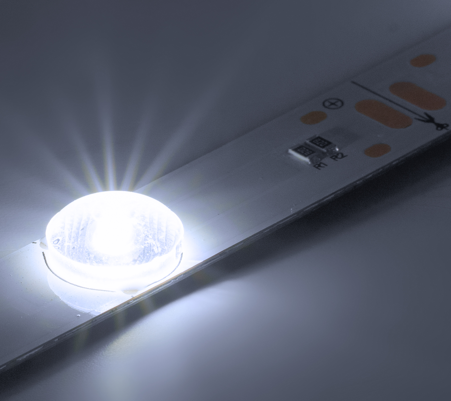 Светодиодная линейка фронтальная 12SMD2835, 24В,с линзами, 4.3Вт, белый 6500-7000К 6500-7000К
